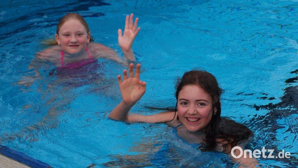 Auch diesen beiden Mädchen gefiel es beim Nachtschwimmen im Riedener Bad. Bild: sön