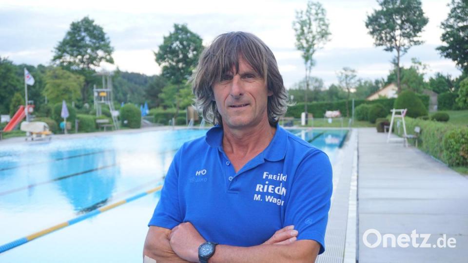 „Ich liebe meine Arbeitsstelle und ich liebe mein Bad“: Max Wagner ist seit 33 Jahren Bademeister im Freibad Rieden. Bild: jut