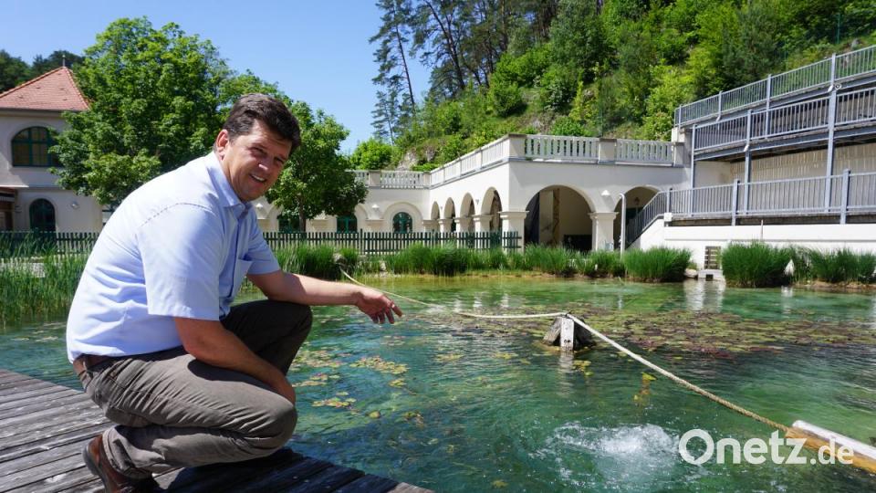 „Es ist frustrierend“: Pottensteins Bürgermeister Stefan Frühbeißer zeigt auf das kristallklare Wasser im Felsenbad. „Wir könnten von heute auf morgen starten.&quot; Bild: jut