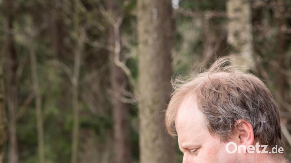 Die Position immer im Blick. Das GPS-Gerät oder ein Smartphone mit GPS-Empfang und einer entsprechenden App sind das wichtigste Hilfsmittel für Geocacher. Bild: pml