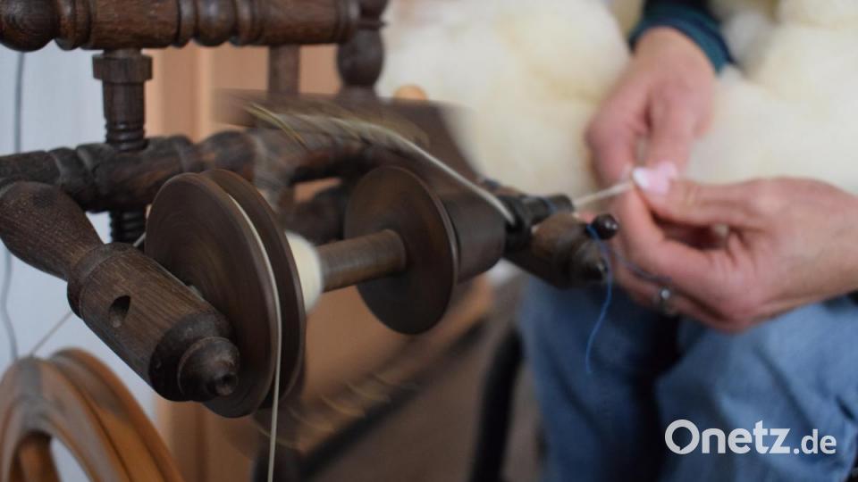 Zupfen, ziehen, zwirbeln: Beim Spinnen braucht es viel Feingefühl, sonst dreht sich das Gran in das Wollbüschel oder reißt ab. Doris Scharnagl-Lindinger spinnt Wolle. Bild: szl