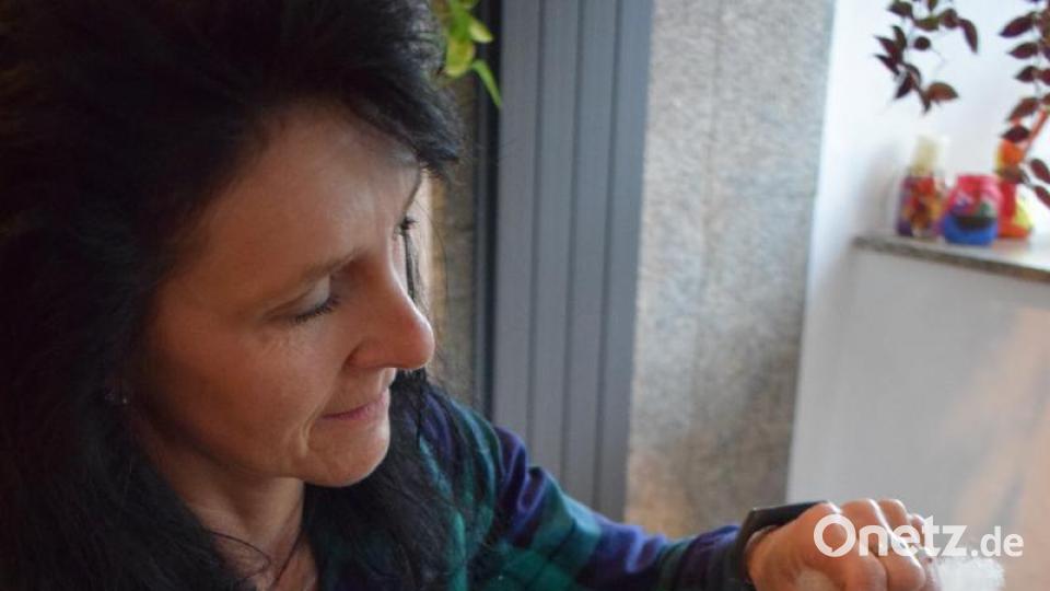 Doris Scharnagl-Lindinger versuchte sich zunächst an der Handspindel. Bild: szl