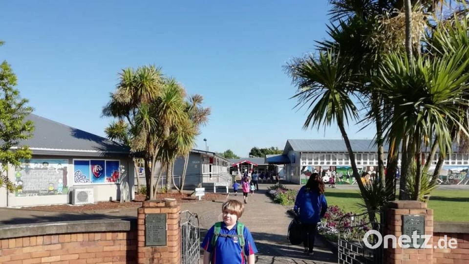 Vor einem Jahr wanderten Joseph und Christina Walberer mit ihrem Sohn Lukas nach Neuseeland aus. Der zehnjährige Lukas geht in Dinsdale, etwa 800 Meter vom Wohnhaus entfernt, auf eine multikulturelle Schule. Bild: exb/privat