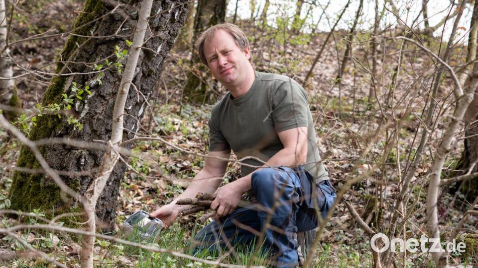Der Fichtelzwerg in Aktion. Udo Zuber ist einer der aktivsten Geocacher der Region und hat selbst schon sehr viele der kleinen Dosen versteckt. Bild: pml