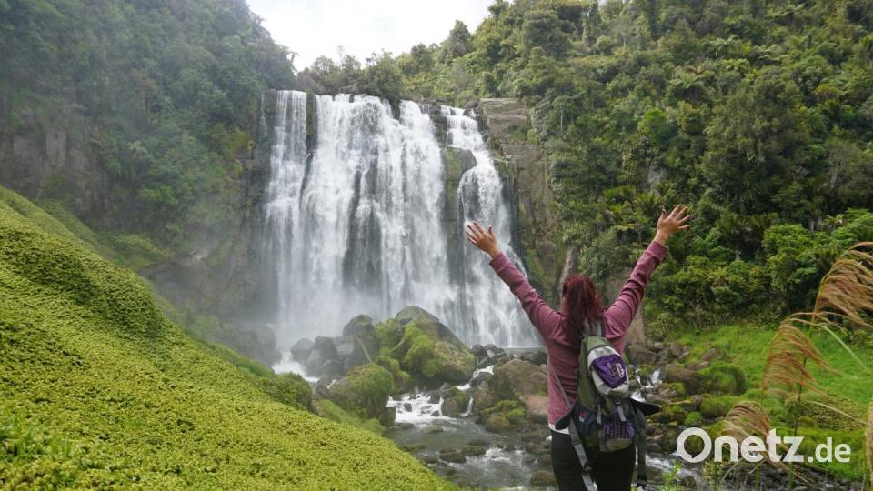 Vor einem Jahr wanderten Joseph und Christina Walberer mit ihrem Sohn Lukas nach Neuseeland aus. Christina liebt Wasserfälle Wasserfall Marokopa falls in Waikato Bild: exb/privat