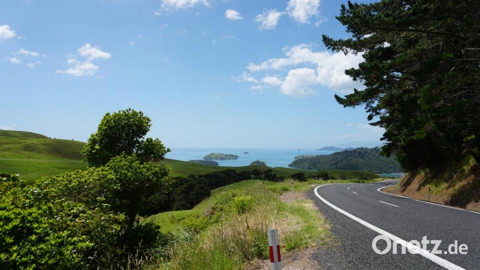 Vor einem Jahr wanderten Joseph und Christina Walberer mit ihrem Sohn Lukas nach Neuseeland aus. Die Familie schwärmt von der tollen Landschaft in ihrer Wahlheimat. Hier die Küstenstraße Coromandel. Bild: exb/privat