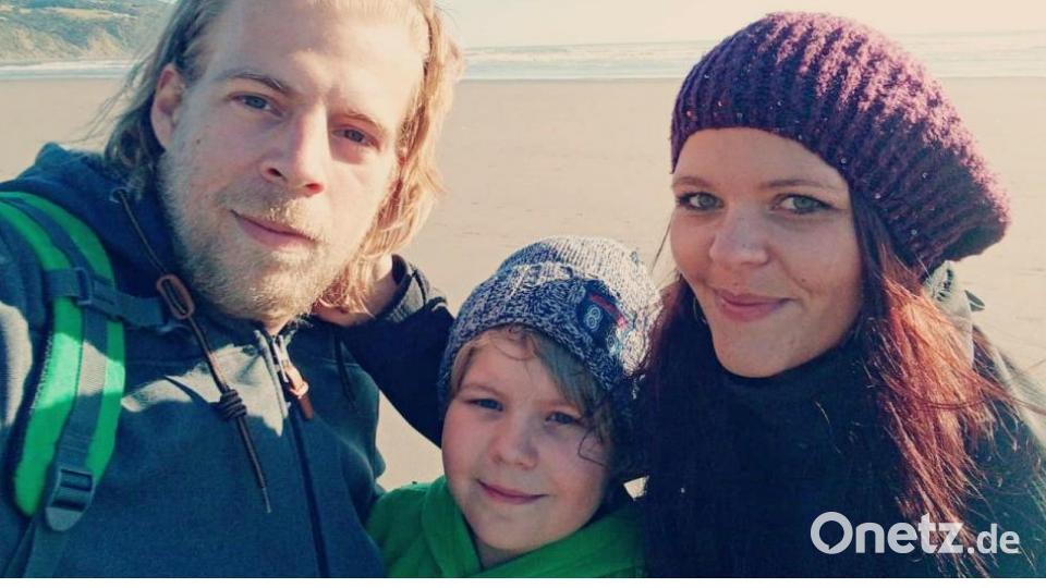 Vor einem Jahr wanderten Joseph und Christina Walberer mit ihrem Sohn Lukas nach Neuseeland aus. Kurz nach ihrer Ankunft machen sie ihren ersten Strandausflug nach Raglan ans Meer. Bild: exb/privat