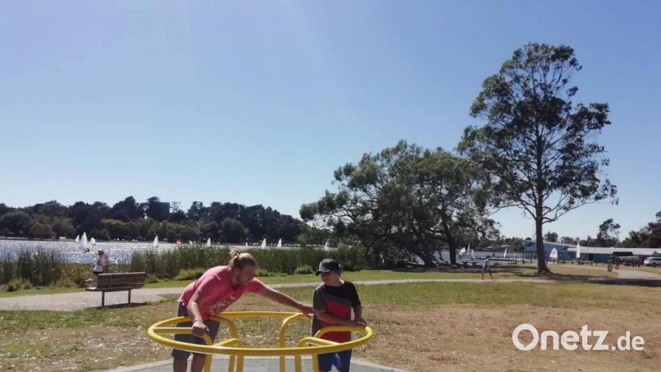 Vor einem Jahr wanderten Joseph und Christina Walberer mit ihrem Sohn Lukas nach Neuseeland aus. Rund um den Hamilton Lake gibt es tolle Spielplätze für Kinder. Bild: exb/privat
