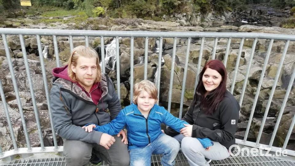Vor einem Jahr wanderten Joseph und Christina Walberer mit ihrem Sohn Lukas nach Neuseeland aus. Einer der ersten Ausflüge zu den kleinen Wasserfällen, den McLaren Falls in Tauranga. Bild: exb/privat