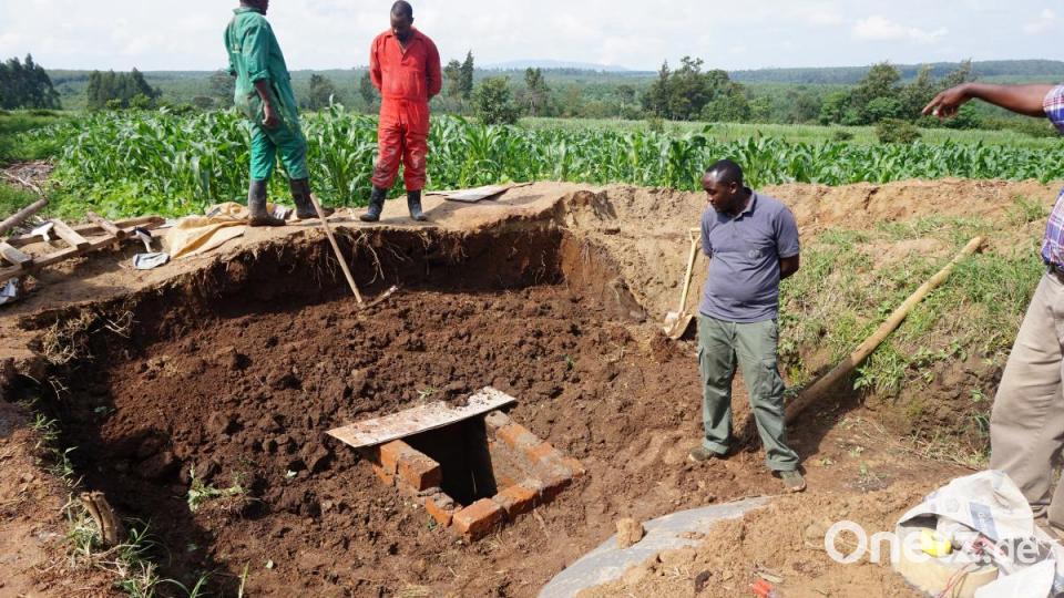 Auf einem Modellbauernhof wird eine Biogasanlage gebaut. Per Hand, ohne Maschinen. Bild: exb/Schindler
