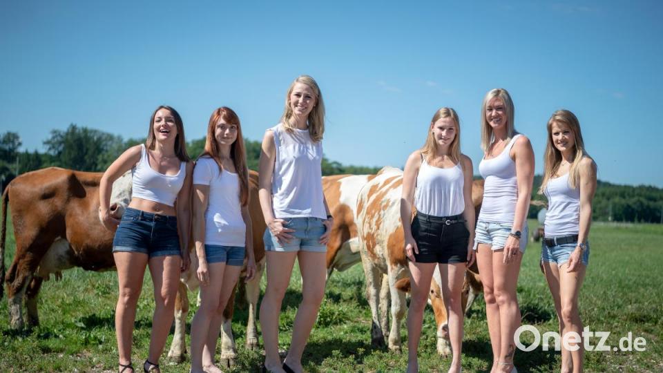 Die Models (von links) Julia, Stephanie, Silvia, Larissa, Tanja und Daniela für den Jungbäuerinnenkalender 2020 auf einer Kuhwiese. Bild: Sina Schuldt/dpa