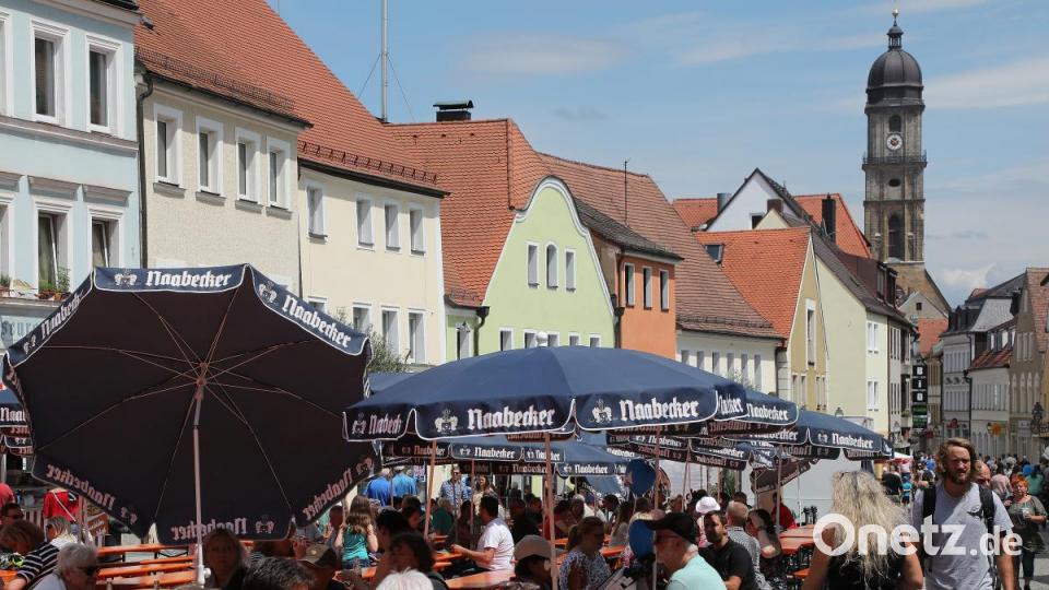 Auch am zweiten Tag des Amberger Altstadtfests kommen die Besucher von überall her, um den Live-Bands zuzuhören, dabei ein kühles Amberger Bier zu trinken und auf kulinarische Entdeckungsreise zu gehen. Bild: Wolfgang Steinbacher
