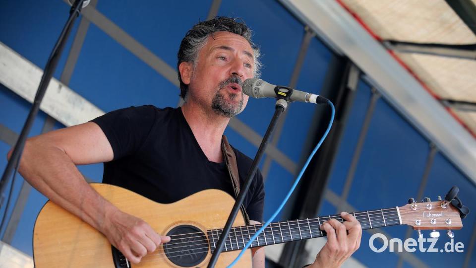 Auch am zweiten Tag des Amberger Altstadtfests kommen die Besucher von überall her, um den Live-Bands zuzuhören, dabei ein kühles Amberger Bier zu trinken und auf kulinarische Entdeckungsreise zu gehen. Bild: Wolfgang Steinbacher