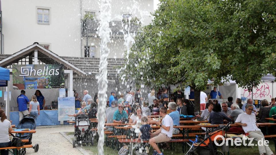 Auch am zweiten Tag des Amberger Altstadtfests kommen die Besucher von überall her, um den Live-Bands zuzuhören, dabei ein kühles Amberger Bier zu trinken und auf kulinarische Entdeckungsreise zu gehen. Bild: Wolfgang Steinbacher