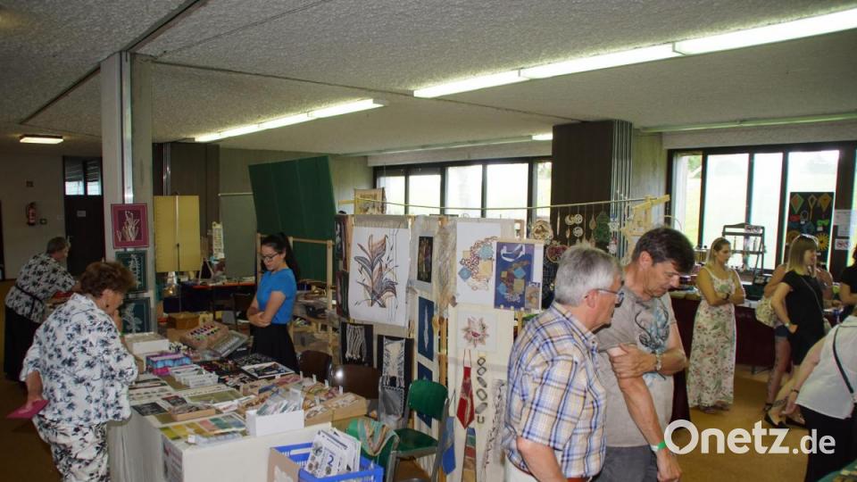 In der Aula der Schule hatten Aussteller und Händler ihre Exponate und Utensilien aufgebaut. Bild: mmj