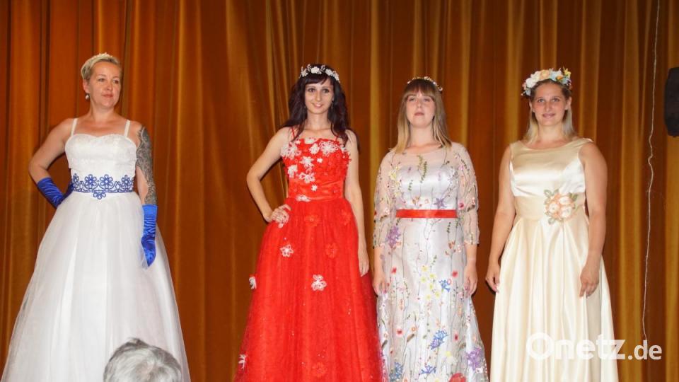 Models mit Klöppelspitzen besetzter Kleidung in der Gegenwart. Bild: mmj