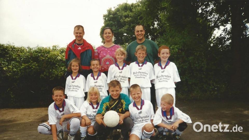 Ganz am Anfang: Sara Däbritz (mittlere Reihe, links) mit ihrem ersten Team bei der SpVgg Ebermannsdorf und Mutter Aurelia (hinten, Mitte). Bild: Familie Däbritz