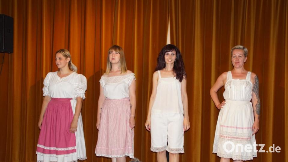 Abend- und Nachtgewand vor über 100 Jahren zeigten die Models im Weidinger Jugendheim. Bild: mmj