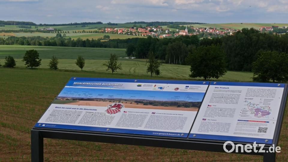 Der Neualbenreuther Blickpunkt auf dem ehemaligen Hochbehälter bei Ottengrün liegt direkt neben der Kreisstraße Richtung Tirschenreuth. Auf der Infotafel wird erklärt, was zu sehen ist. Bild: tr