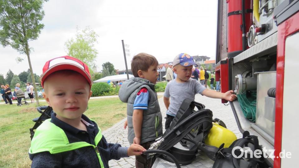 &quot;Feuerwehrmänner&quot; unter sich. Diese Jungs fachsimpelten tatsächlich bereits über die Technik am Feuerwehrauto. Kein Wunder: Die Väter sind bei der Feuerwehr. Bild: ubb