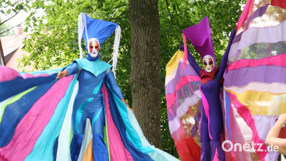 Die bunt ausstaffierten Stelzengängerinnen waren ein Blickfang. Bild: fpoz
