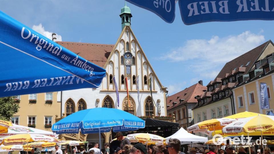 Auch am zweiten Tag des Amberger Altstadtfests kommen die Besucher von überall her, um den Live-Bands zuzuhören, dabei ein kühles Amberger Bier zu trinken und auf kulinarische Entdeckungsreise zu gehen. Bild: Wolfgang Steinbacher