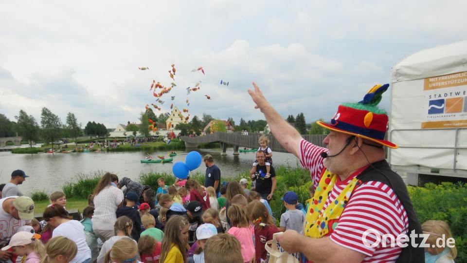 Als Belohnung fürs Zuschauen warf Zauberer Wobby am Ende seiner Show Bonbons aus. Bild: ubb