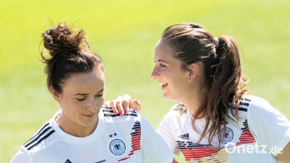 Ein Späßchen im Training. &quot;Was mir so gefällt an ihr, ist ihre Lockerheit&quot;, sagt Däbritz&#039; Mutter Aurelia. Bild: dpa