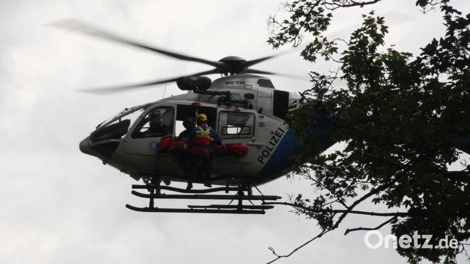 Der Anflug zum Bergungsort Hackelstein war nicht ungefährlich. Konzentriert musste die Maschine an den Baumwipfeln vorbei manövriert werden. Bild: wro