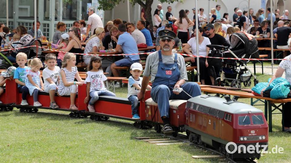 Auch am zweiten Tag des Amberger Altstadtfests kommen die Besucher von überall her, um den Live-Bands zuzuhören, dabei ein kühles Amberger Bier zu trinken und auf kulinarische Entdeckungsreise zu gehen. Bild: Wolfgang Steinbacher