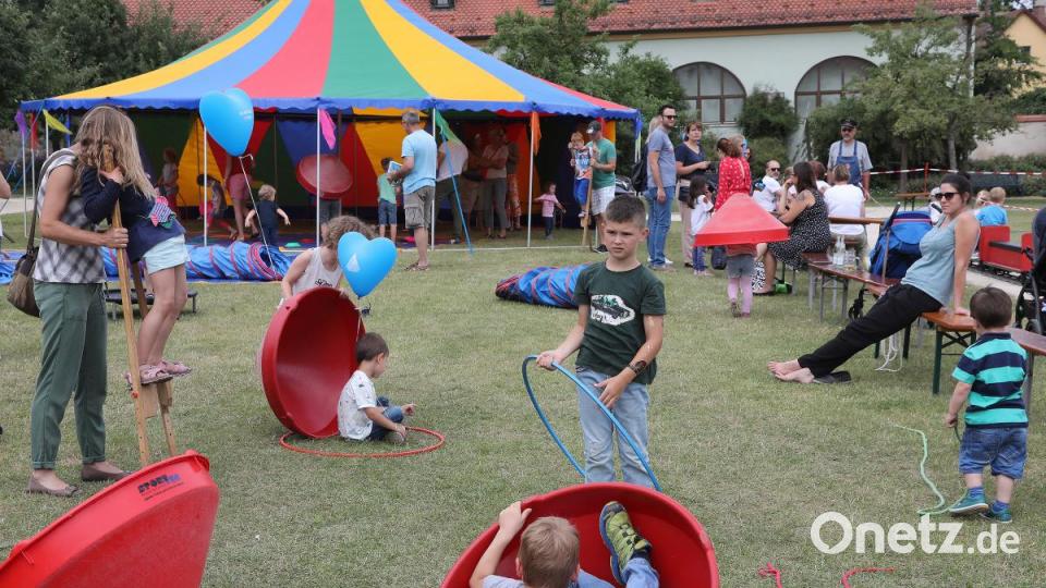 Auch am zweiten Tag des Amberger Altstadtfests kommen die Besucher von überall her, um den Live-Bands zuzuhören, dabei ein kühles Amberger Bier zu trinken und auf kulinarische Entdeckungsreise zu gehen. Bild: Wolfgang Steinbacher