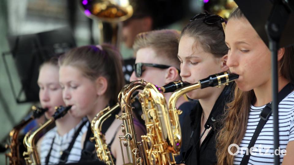 Auch am zweiten Tag des Amberger Altstadtfests kommen die Besucher von überall her, um den Live-Bands zuzuhören, dabei ein kühles Amberger Bier zu trinken und auf kulinarische Entdeckungsreise zu gehen. Bild: Wolfgang Steinbacher
