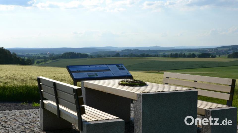 Der Neualbenreuther Blickpunkt am Wanderparkplatz unterhalb der &quot;Altmugler Sonne&quot;. Bild: rti
