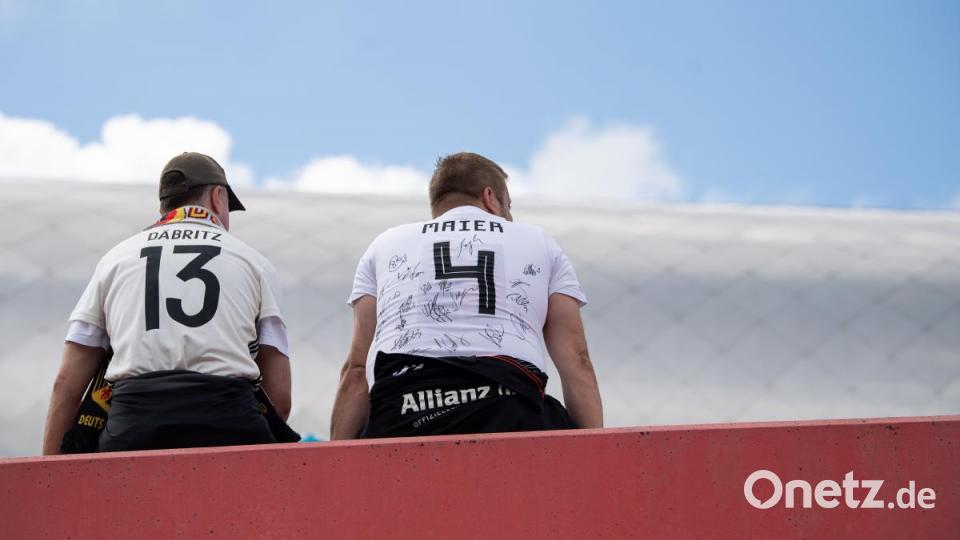 Die Oberpfälzerin ist eine der beliebtesten Spielerinnen im deutschen Team. Hier sitzt ein Fan im Trikot mit &quot;13 Däbritz&quot; vor dem Stadion in Valenciennes. Bild: dpa