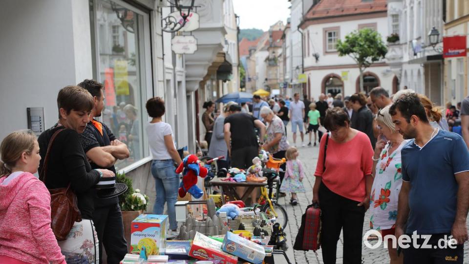 Auch am zweiten Tag des Amberger Altstadtfests kommen die Besucher von überall her, um den Live-Bands zuzuhören, dabei ein kühles Amberger Bier zu trinken und auf kulinarische Entdeckungsreise zu gehen. Bild: Wolfgang Steinbacher