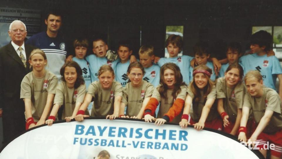 Sara Däbritz mit dem Team des bayerischen Fußballverbands beim &quot;Jetix Kids Cup&quot;, der Kinderfußball-WM, in München 2006. Bild: Familie Däbritz