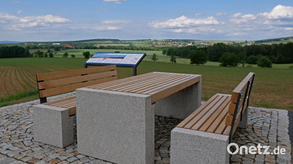 Alle Blickpunkte (hier am ehemaligen Hochbehälter bei Ottengrün) sind mit zwei Bänken und einem Tisch ausgestattet. Bild: tr