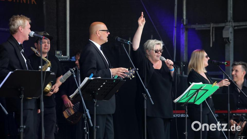 Auch am zweiten Tag des Amberger Altstadtfests kommen die Besucher von überall her, um den Live-Bands zuzuhören, dabei ein kühles Amberger Bier zu trinken und auf kulinarische Entdeckungsreise zu gehen. Bild: Wolfgang Steinbacher