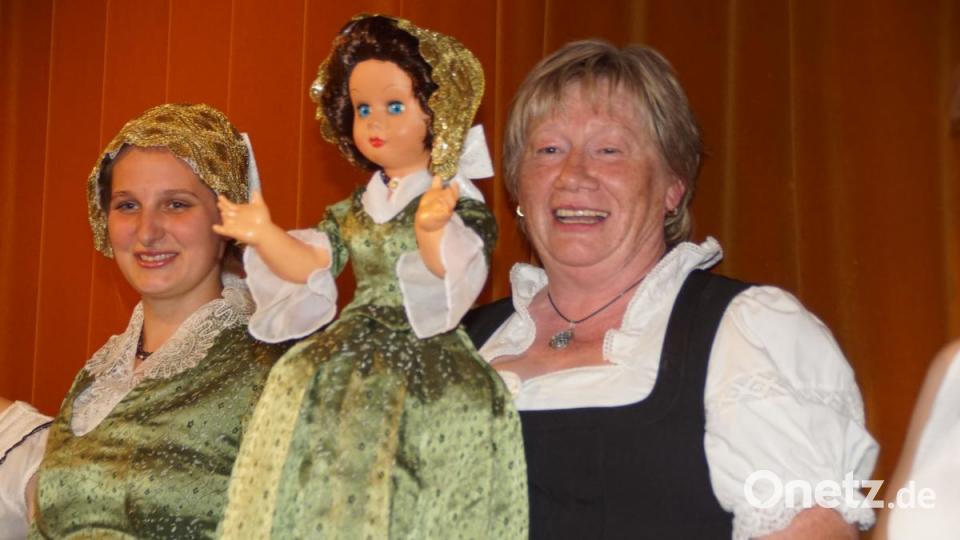 Die Nachbildung von Goldhaube und ensprechendem Gewand präsentierte Klöppelkreis-Sprecherin Frieda Roith. Bild: mmj