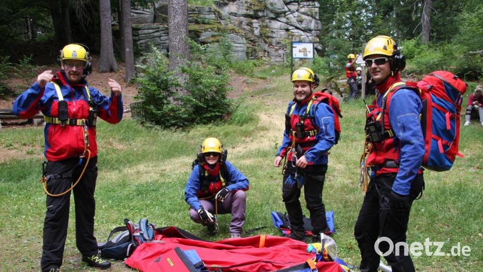 Der Luftrettungs-Bergesack, der den &quot;Verletzten&quot; umhüllt, wird gemeinsam vorbereitet. Bild: wro