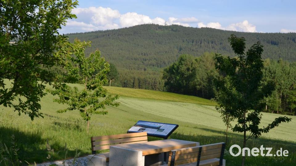 Der Neualbenreuther Blickpunkt am Oberen Brand bietet einen herrlichen Blick Richtung Tillenberg. Bild: rti