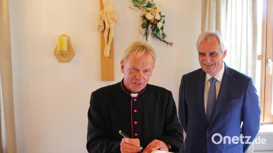 Domvikar Harald Scharf beim Eintrag ins Goldene Buch der Gemeinde Ebnath mit Bürgermeister Manfred Kratzer. Bild: soj