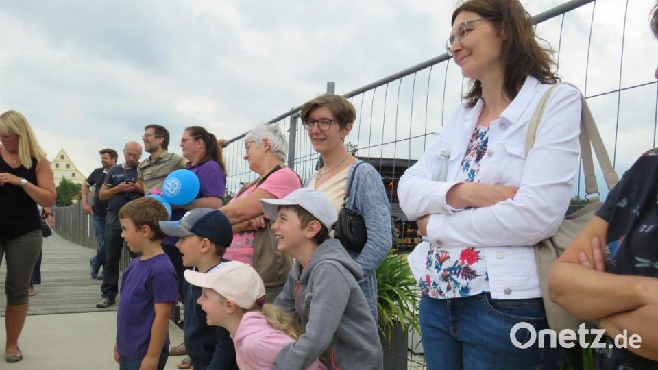Auch die Max-Gleißner-Brücke wurde zur Zuschauertribüne umfunktioniert. Bild: ubb