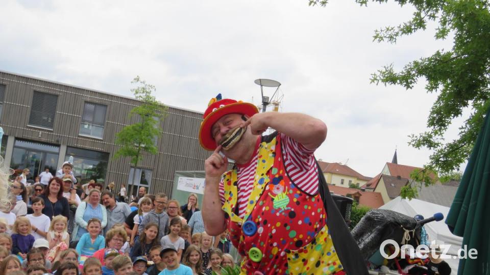 Das war Spitze: Nicht nur Zauberer Wobby verzaubert die vielen Gäste beim Kinderfest im Fischhofpark. Die Veranstalter des &quot;cooltour&quot;-Sommers hatten gemeinsam mit den Kindergärten und dem Kinderhort Tirschenreuth das Gelände in eine Traumwelt für Kinder verwandelt. Bild: ubb