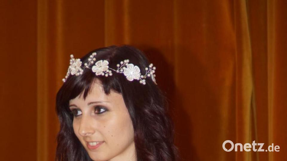Ein gesellschaftliches Kleid in kräftiger Farbe und Blumendesign. Bild: mmj