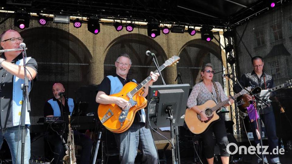 Auch am zweiten Tag des Amberger Altstadtfests kommen die Besucher von überall her, um den Live-Bands zuzuhören, dabei ein kühles Amberger Bier zu trinken und auf kulinarische Entdeckungsreise zu gehen. Bild: Wolfgang Steinbacher