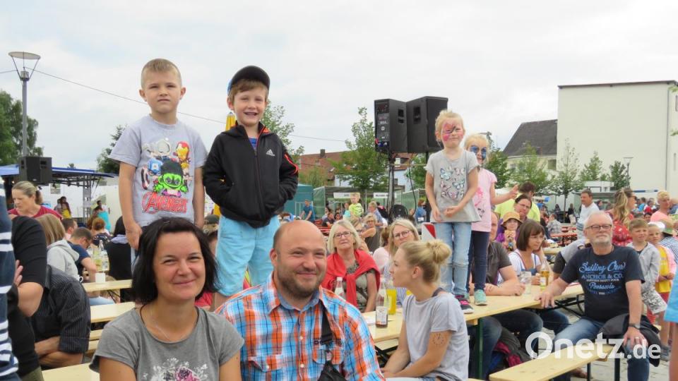 Wer zu klein war, um auf die Bühnen schauen zu können, stieg kurzerhand auf die Biertische. Bild: ubb