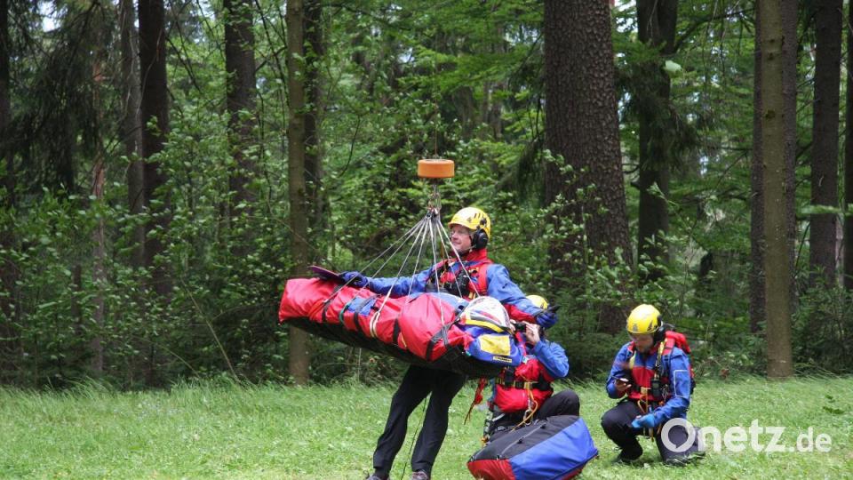 Begleitet von einem Kameraden der Bergwacht wird der &quot;Verletzte&quot; mittels einer Seilwinde hochgezogen und zügig abtransportiert. Bild: wro