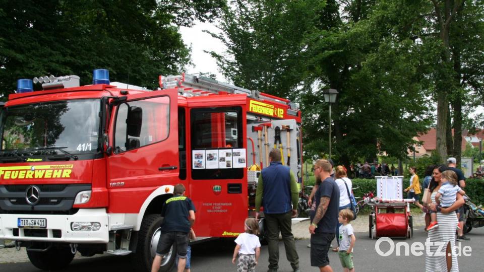 Die Feuerwehr trug mit einem Tag der offenen Tür zum Stadtparkfest bei. Viele Besucher schauten sich die Ausrüstung aus der Nähe an. Bild: fpoz