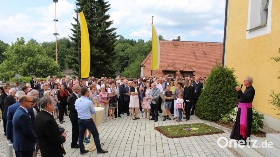 Nach dem Gottesdienst hatte der Jubilar die Gäste zu einem Pfarraperitiv auf dem Kirchplatz eingeladen. Bild: soj